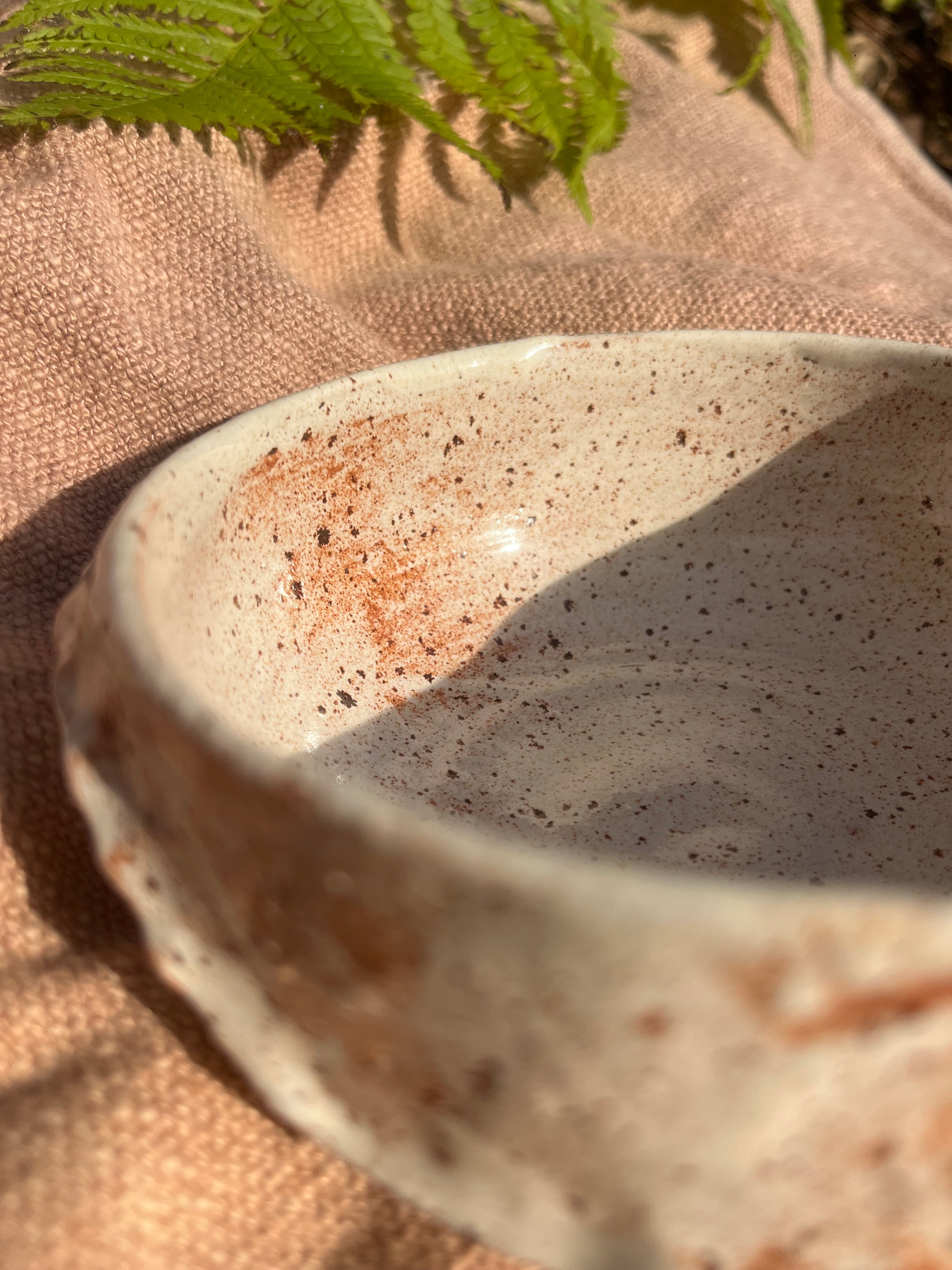 Schüssel Handgedrehte und modelliert